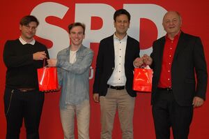 Gratulation an SPD Bundestagskandidat Philipp Hensinger (zweiter von links)